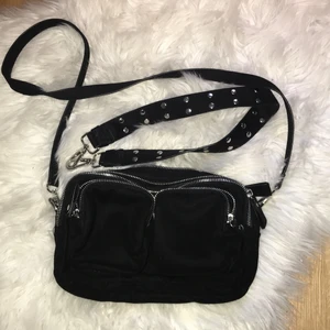 Connie bag - Gina Tricot - Säljer min väska som är köpt originellt från Gina Tricot för ca 500 kr. I helt nytt skick och använt typ 1-2 gånger. Kommer inte till användning längre men är super fin och passar alla. 2 st remmar kommer med så det kan bli en crossbody och axelremsväska. Skriv gärna vid intresse. Köparen står för frakt.