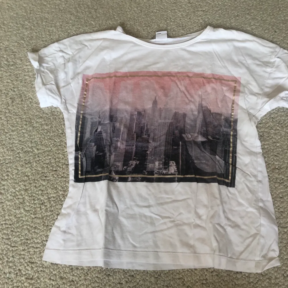 En snygg NYC tröja från Lindex. Jag använde aldrig den så den är typ nyköpt. Den är vit och har en nyc bild i mitten . T-shirts.