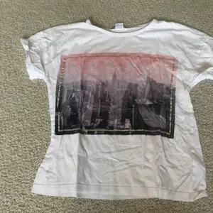 En snygg NYC tröja från Lindex. Jag använde aldrig den så den är typ nyköpt. Den är vit och har en nyc bild i mitten 
