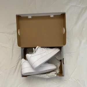 Nike Air force 1 - Säljer mina vita Air force 1 i storlek 37,5 då de inte kommer till användning 💓 endast små spår av användning 