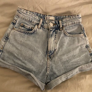 Högmidjade jeansshorts från Gina tricot - Säljer dessa super snygga jeansshorts från Gina tricot💞 shortsen är tvättade till en super fin ljus färg, de är högmidjade med dragkedja och knapp💗💘 perfekta att ha nu till sommarn🌸💖 jag har endast använt dom en sommar annars har de mest legat i garderoben💘💝 skulle säga att de så gott som är i ny skick💙 hör av dig i DM vid intresse💕 strl 32