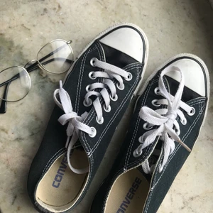 Converse skor - 🏜Mörkblåa converse köpta på Second hand i Seattle, USA🏜. Köparen stor för frakten eller upphämtning i Göteborg!💕