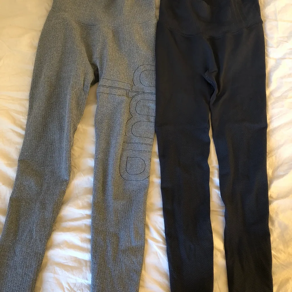 Rensade min garderob och säljer därav 2 par träningsthights från amin i storlek XS. De har använts lite grann och är därav inte helt nya. Säljer dem båda tillsammans för 250kr.. Jeans & Byxor.