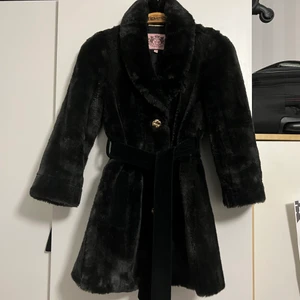 Juicy Couture Jacka  - Säljer min Juicy Couture Jacka som jag har tyvärr slutat använda. Köpte den i London någonstans från 2000 talet för ungefär €230 men Säljer nu för 500kr. (Den är sliten lite grann under armhålorna i insidan av jackan. Kolla bild 3)