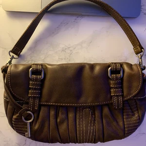 Fossil väska - Skit snygg väska från fossil med fina detaljer. Använd fåtal gånger. Frakten kostar 57kr 