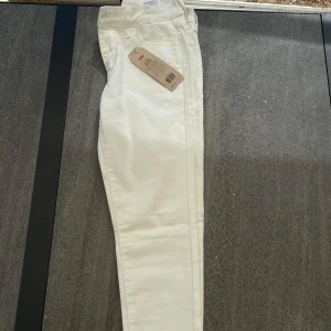 Nya Levis Jeans - Helt nya, prislapp kvar! Modellen ”710 super skinny”. Storlek 29 i midjan och 32 i längden.