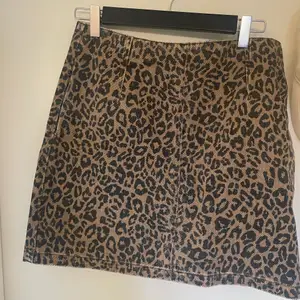 Kort mönstrad kjol från Bikbok 🐆 storlek 40
