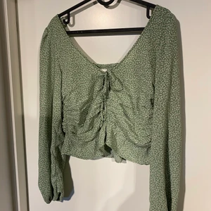 Söt sommartopp - Söt topp som är perfekt till sommaren, tyvärr är den för stor på mig, andra bilen visar mönstret! Du står för frakten 🙌🏼