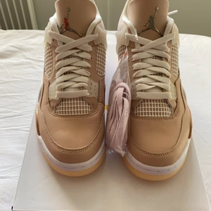 Jordan 4 Shimmer 9 (W) - Jordan 4 Shimmer 9 (W) Storlek 40.5, Helt oanvända (DS) och orderbekräftelse finns. Hör av er om det e något ni undrar över :)