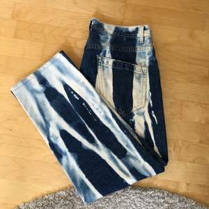 Säljer dessa coola jeans från Helmut Lang i storlek 32.   Använda fåtal gånger så fint skick! Pris: 750kr, nypris 2900kr! 