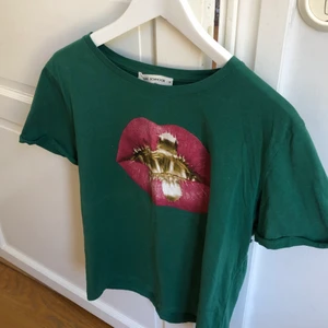 T-shirt - Fin t-shirt ifrån Sofie Schnoor i storlek M!! 80kr plus frakten som kostar 66kr🙌🏻 hör av dig ifall du är intresserad 😍