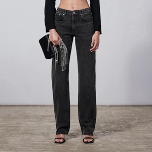 Zara jeans  - Säljer dessa snygg jeans från Zara!🤩 Jeansen är aldrig använda. 