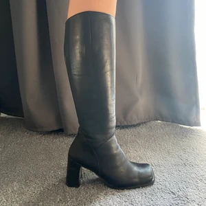 Svarta stövlar - Säljer min mammas gamla skitsnygga stövlar😍😍