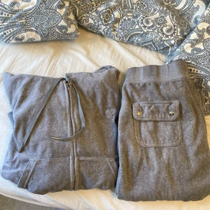 Juicy couture sett strl M - Jag säljer mitt juicy sett i färgen light Grey marl!! I storlek M på båda delarna, för att de är förstora för mig och ej kommer till användning. Andvänt de 4-5 gånger💕 Ny pris: 2100 säljer för: 1700!! Pris kan DISKUTERAS❣️Kom privat för flera bilder!!