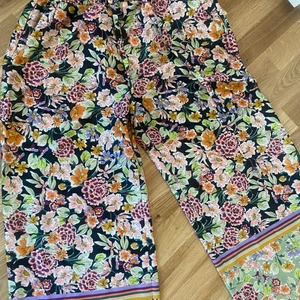 Blommiga byxor  - Snygga blommiga byxor, perfekta till sommaren 🦋😌