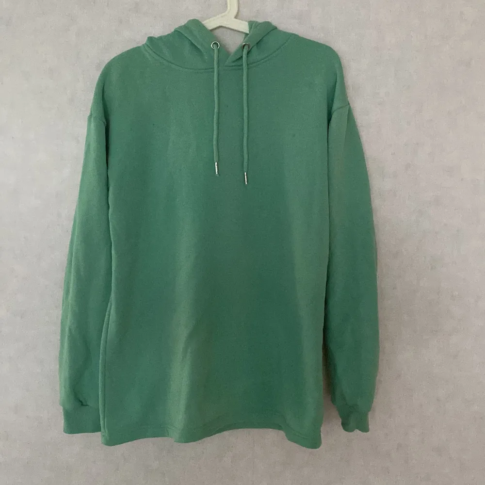 Mint grön hoodie i storlek S. Köpt på Cubus, använd ett fåtal gånger. Lite längre än vanliga modeller.. Hoodies.