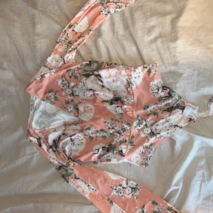 Body - Blommig body med vida armar och öppen över axlarna 