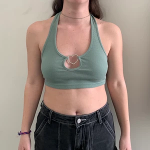 Halter topp med hjärt-detalj strl XS/34 - Strl: XS/34, endast använd 1 gång, mycket bra skick, bra passform, säljer då den köptes för ett specifikt tillfälle och har inte användning för den längre! 