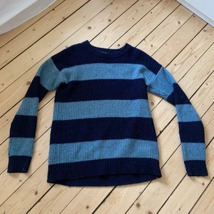 Scotch & Soda stickad tröja - Säljer den här stickade randiga tröjan som jag köpt second hand men inte använder längre. Den har blivit lite nopprig men det är mest ludd som går att borsta bort. Köparen står för frakten