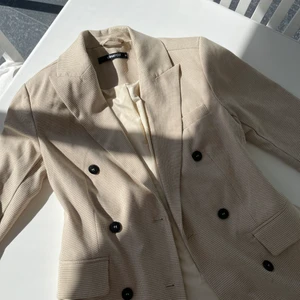 Rutig blazer  - Blazer från Gina strl34. Knappt använd, gott skick. 