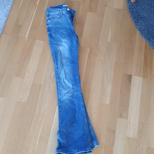 Gina Tricot jeans  - Gina tricot jeans stl S. Lite utsvängda. Mycket fint skick.