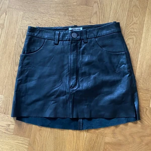 Kort skinnkjol svart / one teaspoon - Helt ny skinnkjol, kort. Mjukt skinn superfin. Ny pris 3500-