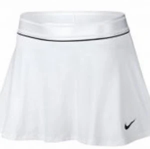 Nike tennis kjol - Jätte gullig tennis kjol som passar till träningen men också till vardag! Stl M i barn men passar mig som brukar ha XS- S jätte bra, skriv för fler frågor❤️