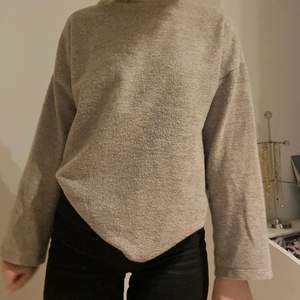 Ascool lite fluffig sweater från Zara en brun-gråaktig färg, storlek S! Materialet är jättekönt och i väldigt bra kvalla. Tröjan är använd ett fåtal gånger💕