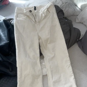 Manchester byxor  - Köpt här på Plick, jätte fina men tyvvär för korta på mig. Passar bäst till folk under 164 cm💞