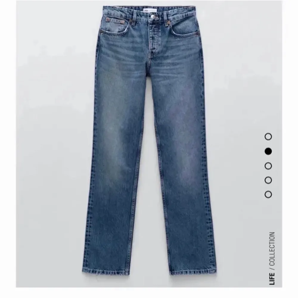 Jag säljer dessa populära mid waist straight jeans. Andvända få gånger och säljer dem för att dem inte kommer till andvändning. Dem är avklippta cirka 3 cm för att modellen är ganska lång men om man är runt 158-165 passar dem nog. Köparen står för frakten. Skriv om ni är intresserade. ❤️. Jeans & Byxor.
