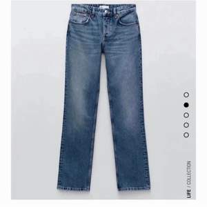 Jag säljer dessa populära mid waist straight jeans. Andvända få gånger och säljer dem för att dem inte kommer till andvändning. Dem är avklippta cirka 3 cm för att modellen är ganska lång men om man är runt 158-165 passar dem nog. Köparen står för frakten. Skriv om ni är intresserade. ❤️