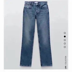 Jag säljer dessa populära mid waist straight jeans. Andvända få gånger och säljer dem för att dem inte kommer till andvändning. Dem är avklippta cirka 3 cm för att modellen är ganska lång men om man är runt 158-165 passar dem nog. Köparen står för frakten. Skriv om ni är intresserade. ❤️