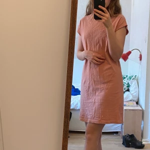 Rosa klänning - En rosa t-shirtklänning från Weekday. Använd några enstaka ggr. Storlek XS. Superskön en varm sommardag. 