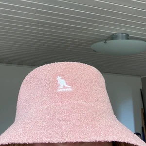 Kangol bermuda buckethat i smutsrosa! - Hatten är använd som mest en gång! Köpt för 500kr :) Buda i kommentarerna om det är stor efterfrågan annars först i kvarn!  