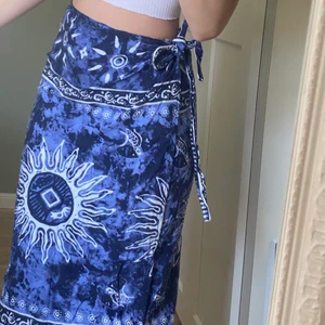 Blå kjol - Jättefin kjol som nästan går till fötterna, säljer pga att det inte används och den är i bra skick! Storleken står inte men passar de flesta för att man kan justera  bandet runt om! 🤍 Frakten ingår ej och skriv för mer bilder 