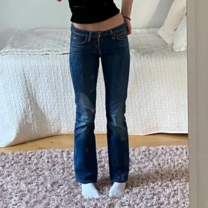 replay lågmidjade jeans - (första bilden är inte min, men samma jeans)  säljer dessa super fina lågmidjade replay electra jeans i jättebra skick, för de är tyvärr korta på mig.  midjemått: 71 & innerbenslängd: 81 (strl 36), passar 1,67<🤍 skriv för flera bilder/ information