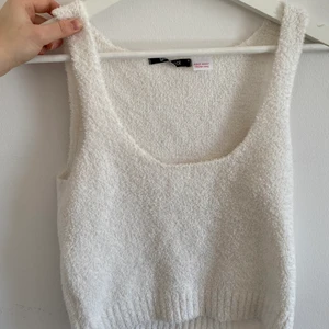 Linne  - En väldigt mysig tröja som man kan ha i alla årstider🥰. Säljer pga att den inte kommer till användning. 