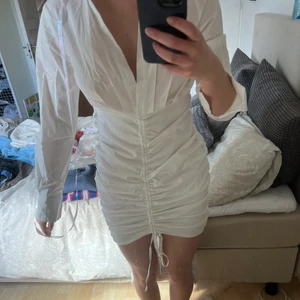 Vit klänning - Vit student eller sommarklänning i skjortmaterial. Från missguided, beställde två storlekar därav säljer den andra. Storlek 36. Aldrig använd endast testad. Inplastad med lappar kvar. Köpt för 400kr säljer för 250 plus frakt 
