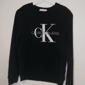Calvin Klein tröja st 140 - Calvin Klein tröja I nyskick, storlek 140. 