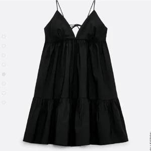 Strl:xs - Säljer min super fina klänning från zara, helt slutsåld. Nästan aldrig använd så bra skick💕perfekt nu till sommaren, kan köpa direkt för 450kr, skriv för fler bilder👌🏼