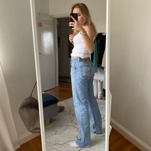 Levis jeans - Ljusblåa Levis jeans i modellen 501. Insydda i midjan och avklippta så passar S/M och jag är 167 för referens. Pris inklusive frakt!!!❤️❤️❤️