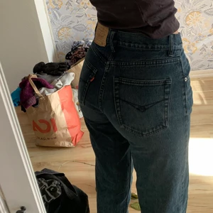 501 Levis Jeans - Grönblå Levis 501 i st. W29, går ner till anklarna på mig som är 172 cm 🧡