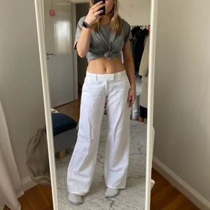 Linnebyxor - Vita linnebyxor med låg midja!! Perfekta till vår o sommar. Storlek M, passar även mindre. Jag är 167 cm för referens. Pris inklusive frakt❤️❤️❤️