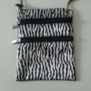 Zebra väska  - Säljer denna knappt använda väska med 2 fack och en justerbar rämm, det finns inga synliga skador.💞