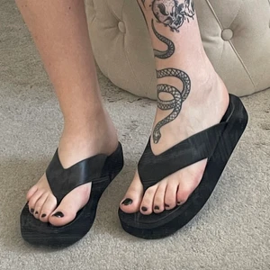 Platform flipflop - Flatform flipflops. Står storlek 41 men passar mig som har 39-40. Sulan är 2,5 cm som lägst och drygt 3 cm som högst! Använd en gång