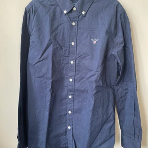 Gant skjorta stl 158/164 - Marinblå gant skjorta stl 158/164, nyskick använd en gång. Köparen står för frakten. Inget återköp