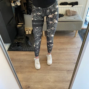  Stronger träningstights (xs/s)  - Super fina träningstights från Stronger med flamingomönster storlek XS men skulle säga att de även passar S. Knappt använda, i väldigt bra skick! Bud från 150kr😊