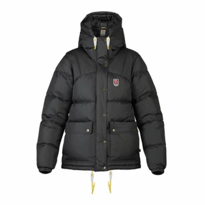 Fjällräven jacka - Säljer min super snygga fjällräven jacka!💘💘 Jackan är väldigt oversized i storleken. Den är väldigt fräsch och är nyligen kemtvättad🌟 Jackan har några få defekter och 4 lagningar, skriv till mig för bilder på lagningarna och egna bilder❤️‍🔥❤️‍🔥 Jackan är givetvis äkta❣️❣️❣️