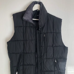 Väst  - Snygg svart väst som är perfekt nu till våren. Den har en inbyggd luva som man ta fram. Skicka för bilder på🥰