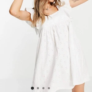 Sötaste sommarklänning - Säljer en så söt sommarklänning från asos. Aldrig använd säljer pga att jag köpte två av samma. Ny pris 249 kr 